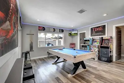 Image de 3 Master Suites Theater Game Room Near Old Town\n\n