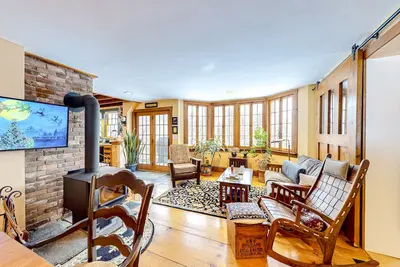 Image de Spa getaway at restored farmhouse with French style & expansive deck - mtn view