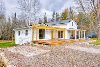 Image de Modern Stark Home w\/ Game Room, Grill & Fire Pit