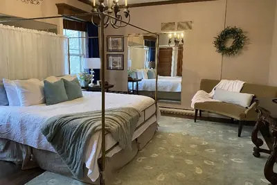 Romantic getaway with king bed & Jacuzzi bathtub