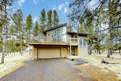 Image de Quiet home with 8 Sharc passes, private hot tub, deck, Ping-Pong, & fireplace