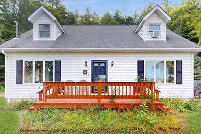 Image de Tree-lined home with firepit, open interior & washer/dryer - near skiing