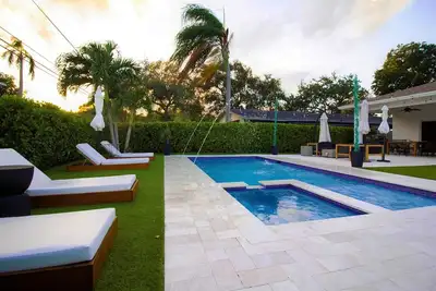 Image de Near Fort Lauderdale airport, beach & casino! \nKing suite, games, pool & jacuzzi!