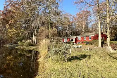 Image de Stamford Serenity: Cozy Pondside Haven: 3 Beds : 2. 5 Bathrooms : In-Ground Pool