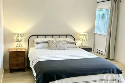 Image de The coziest modern suite w/ private entrance. Central location & pet-friendly 🐾