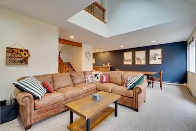 Image de Sunny Stratton Townhome ~ 1 Mi to Skiing!