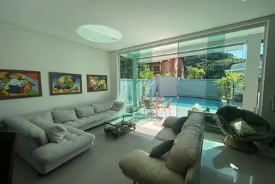 Image de Casa Ideal em Guarujá à 800m da Praia, com Piscina e em Condomínio Familiar