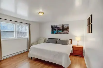 Image de King and Queen Suite Room 205 at Halifax Inn\n\n