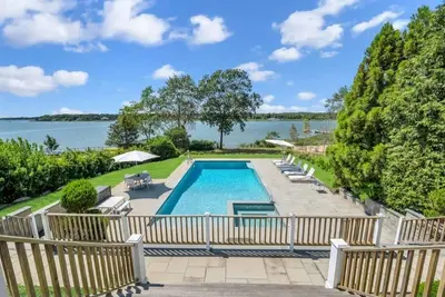 Image de Hamptons Waterfront Estate