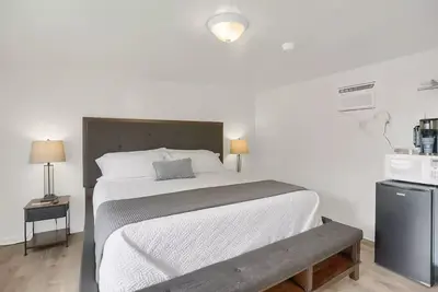 Image de King room 101 at Halifax Inn\n\n