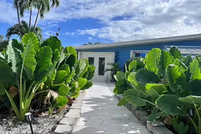 Image de Escape to the Florida Keys to this tropical canal-front home with boat dockage.