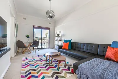 Image de Harbourfront Art Deco Hall Sought after in Sydney