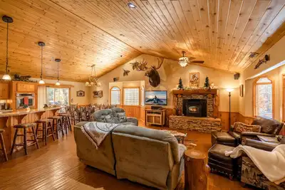 Image de \"Where's The Bear\" Ac, Log home, spa, sauna pool tbl, wii, pets welcome.