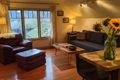 Image de Whiteaker: Cozy Upstairs Apartment by Lovely Park and River.