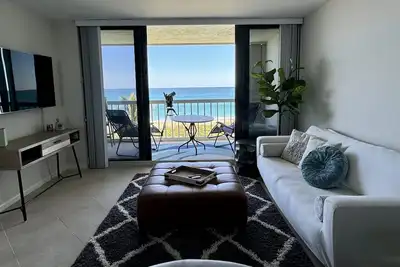Image de Panoramic Direct Oceanfront Beach View + Balcony! 🏖️☀️ Sunrises And Sunsets!