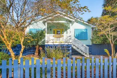 Image de Surfer's Sol! Bright, Colorful Beach Cottage Short Walk to Beach & 3. 5 Blocks to Town