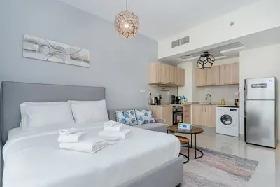 Image de Urban Studio with Balcony in Prime Area