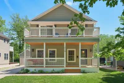 Image de 5 O'clock Somewhere - large home, hot tub & close to the beach!