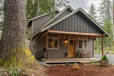 Image de Ac-Covered Firepit- Ev charger- Sleeps 6- Private Hot Tub -King Bed