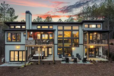 Image de Higher Ground ~ Modern Cabin w/ Heated Indoor Pool ~ Hot Tub ~ Fire Pit