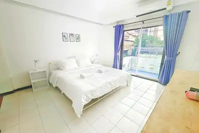 Image de Double bed room ensuite bathroom with balcony 1 km. to Nimman road.