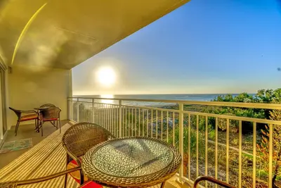 Image de Beachfront condo in Madeira Beach directly across from Johns Pass Village
