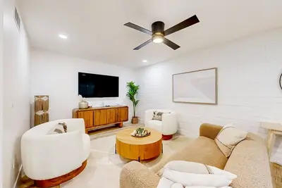 Image de Peaceful retreat with courtyard, outdoor kitchen, firepit, & W\/D