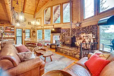 Image de Tree-Lined McCall Cabin: Walk to Payette River!