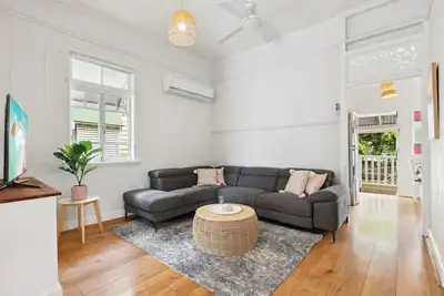Image de Tranquil 3-Bed Family Home with Spacious Backyard