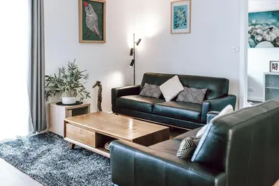 Image de Cosy House, Close to Town with Views of the Bay