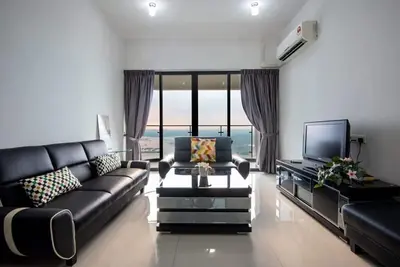 Image de Chic 3br in Danga Bay with Water Views & Parking