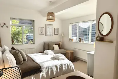Image de Modern, sumptuous guest suite near the sea with easy parking and close to A3\/M27