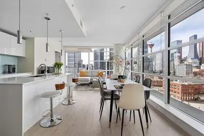 Image de Dt Luxury: Tower View, Near Stampede! Free Banff Pass, Parking, Wine!