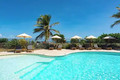 Image de Luxueux duplex à Orient Bay avec piscine et plage