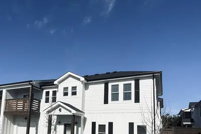 CHIll In! Central to Everything! Steps to Beach!