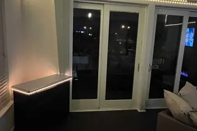 Image de Black & Gold Loft w/2 balconies\n\n