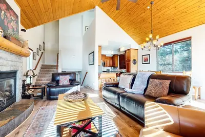 Image de Beautiful Custom Home. Hot Tub, Gas Grill, Laundry. Short Walk to The Village
