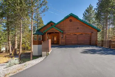 Image de New! Tahoe Donner Alder Creek Retreat with Hot Tub. 5 Bd//2. 5ba
