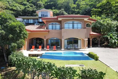 Image de Casa Aguas a stunning two-story house located in the beautiful Playa Hermosa.