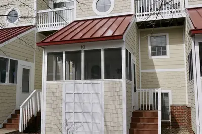Image de Newly remodeled, charming townhome nestled in heart of downtown New Buffalo!