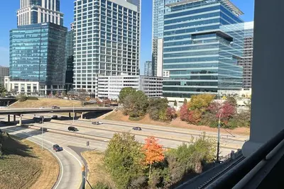 Image de Spacious 2 Bed-2 Bath in Heart of Uptown-Free Parking-Self Check-in! City views!