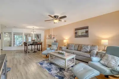 Image de Tropical Heart Villa is walking distance to Downtown and a 5 min drive to Beach!