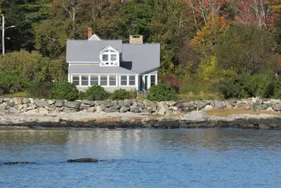 Image de Sea Glass - Peaks Island oceanfront cottage with stunning views for 7 people!