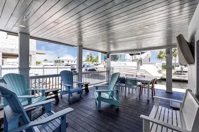 Image de New Ground Level 3 bedroom waterfront house with Dock