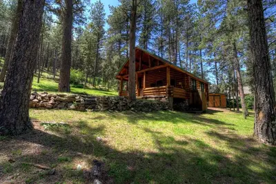 Image de Black Hills Historic Creekside Log Cabin