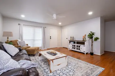 Image de Newly Remodeled home near Hwy, food and shopping.