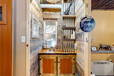 Image de Cozy, dog-friendly cabin with woodstove - steps to trails, minutes to Sugarloaf