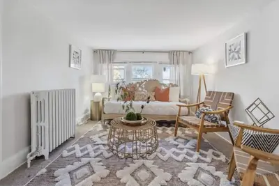 Image de Warm & Cozy Loft. Yard/Parking/Wine
