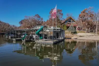 Image de Perfect for the family: quiet cove, private beach, hot tub, boat slips and more!
