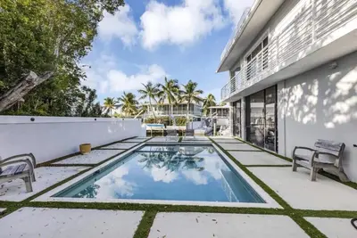 Image de Waterfront House with Dockage and Pool